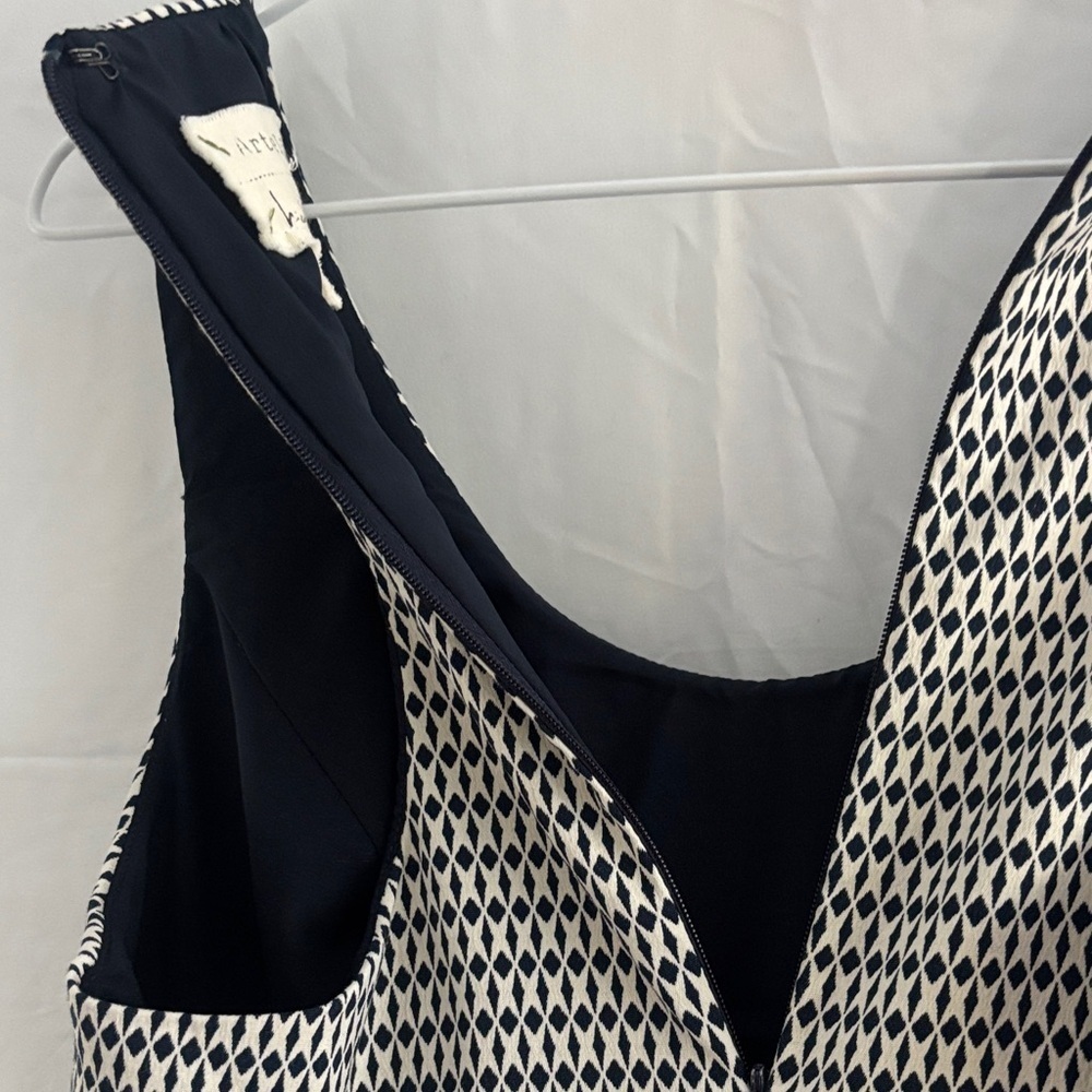 Artelier Nicole Miller Elegant Blue and White Patterned Dress - Picture 6 of 7